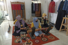 Lestarikan Batik Betawi,...