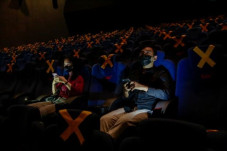 Bioskop Dibuka, Pengunjung...
