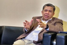 Fahri Hamzah Ajak Masyarakat...