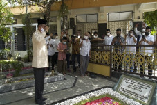 Ziarah ke Makam Gus...