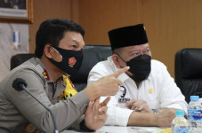 Polda Jatim Asuh Anak...