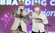 Dilelang Ridwan Kamil,...