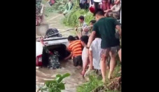 Mobil Terjun ke Sungai,...