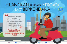 Naik Motor Sembari Merokok...