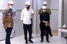 Jokowi Resmikan Pabrik...