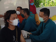 Serbuan Vaksinasi TNI...