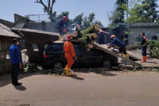 Penampakan Mobil Tertimpa...