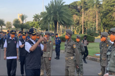Anies Beri Penghargaan...