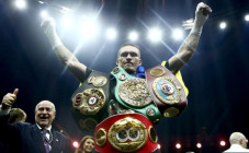 Oleksandr Usyk Kalahkan...