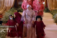 Ria Ricis Tampak Anggun...