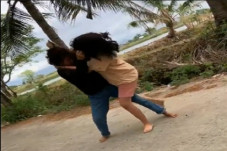 2 Gadis Duel Brutal...