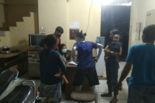 Bayi Dicat Silver Dibawa...