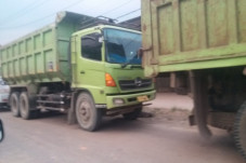 Kesal Truk Tanah Parkir...