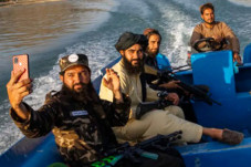 Taliban Larang Anggotanya...