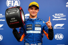 Raih Pole Position di...