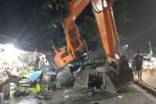 Hendak Diangkut, Ekskavator...