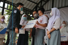 Anies Berikan Beasiswa...