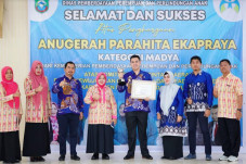 Pangkep Terima Penghargaan...
