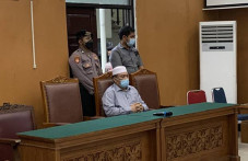 Yahya Waloni Minta Maaf,...
