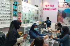 Kisah Usaha Optik di...