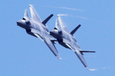 China Pamerkan J-20,...