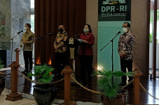 DPR Terima Surpres Ibu...