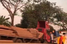 Muatan Truk Jatuh, Lalu...