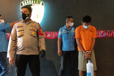 Sakit Hati Gaji Kecil,...