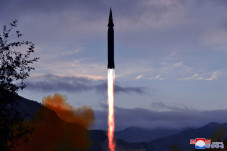 Luncurkan Hwasong-8,...