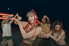 Lisa BLACKPINK Minta...