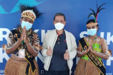 Terbang ke Papua, Bupati...
