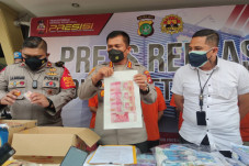 Komplotan Pengedar Uang...