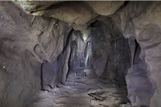 Gua Tempat Manusia Neanderthal...