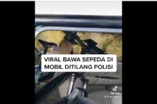 2 Polisi Penilang Mobil...