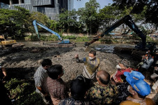 Kenakan Batik, Anies...