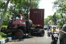 Pecah Ban, Truk Kontainer...