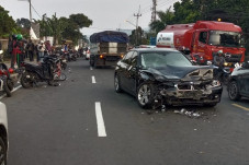 BMW Tabrak 4 Motor di...