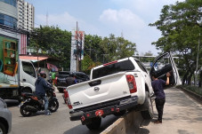 Tabrak Pembatas Jalur...