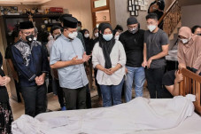 Anies Kenang Almarhum...