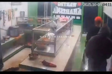 Beraksi di Pondok Bambu,...