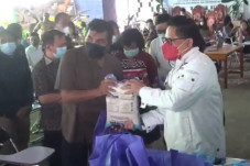 Gerkindo Bagikan Sembako...