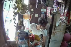 Ditinggal ke Toilet,...