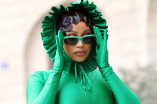 Cardi B Pakai Kostum...