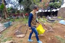 Ibu dan Anak Gadisnya...