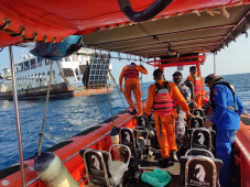 Kapal Penyeberangan...