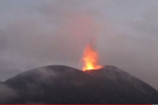 Erupsi Gunung Lewotolok...