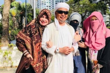 Nama Istri Ke-3 Ustaz...