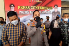 Beli Rokok Pakai Uang...