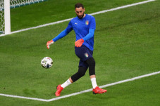 Donnarumma Diejek Sepanjang...