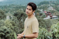 Putranya Tinggal dengan...